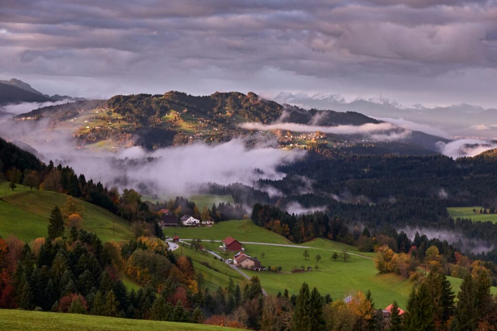 Foto von Sulzberg in Vorarlberg von https://unsplash.com/de/@aweilguny