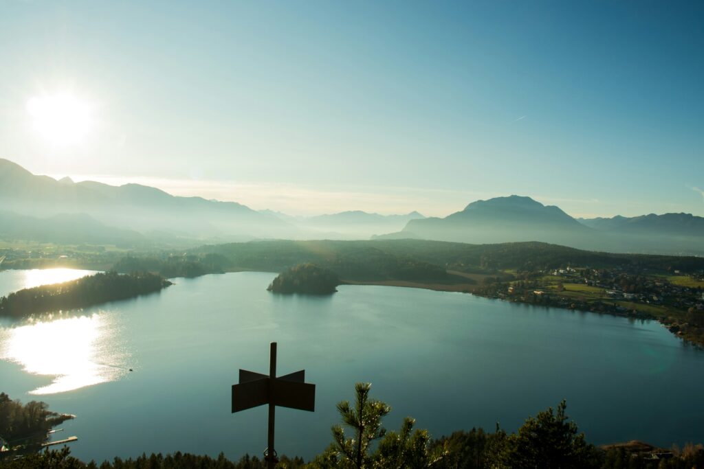 Foto des Faaker Sees von https://unsplash.com/de/@snowmountainer
