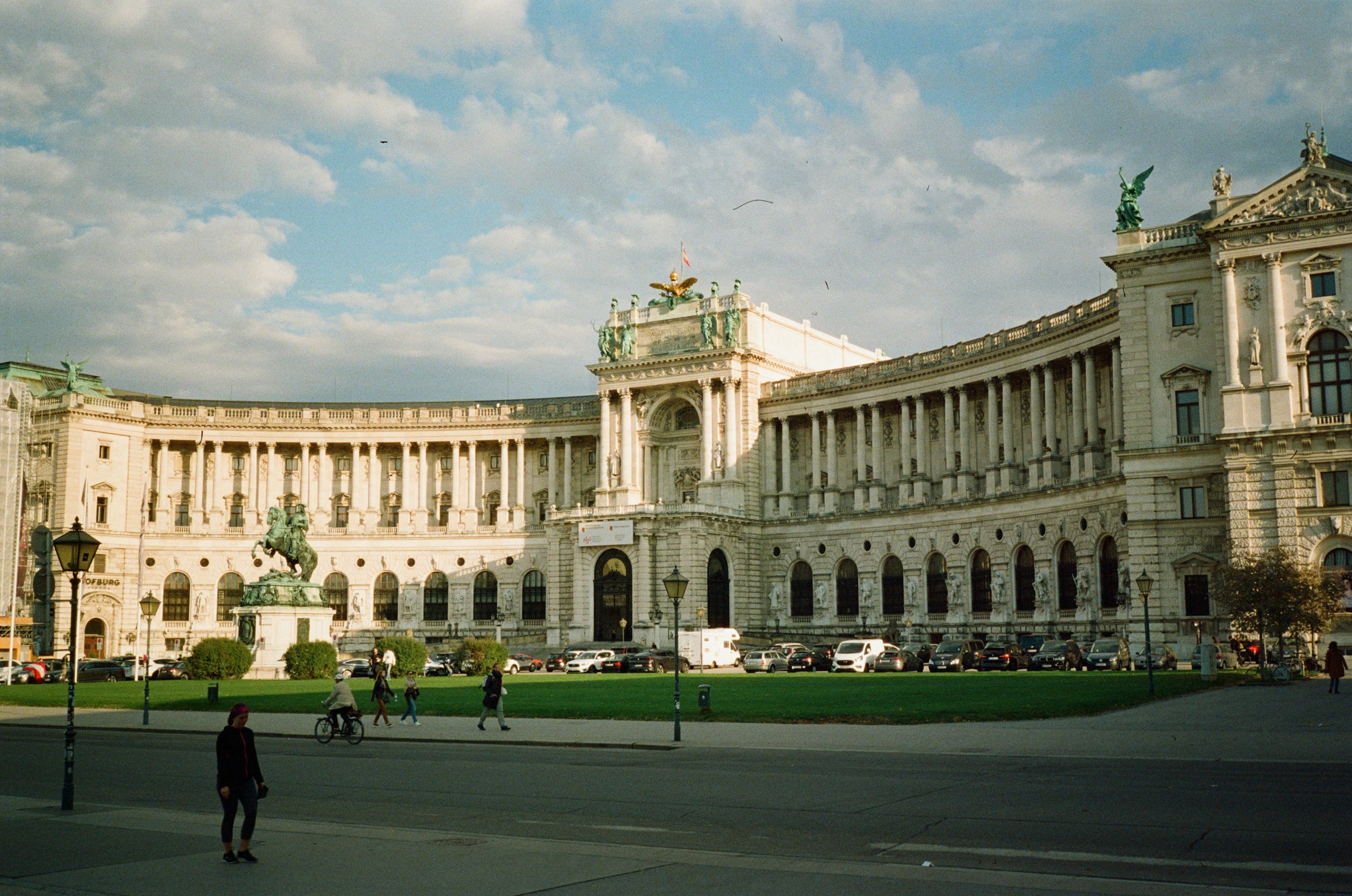 Foto des Heldenplatz in Wien von @joergbauer auf Unsplash
      